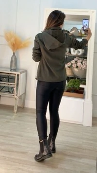 PRÉ-VENDA ENVIO ESTIMADO 28/11 Jaqueta Com Capuz Pitty Puxadores Reguláveis No Barrado