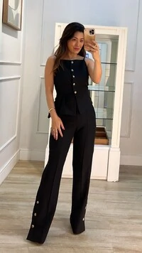 Calça Pantalona Alfaiataria Daphne Botões No Barrado