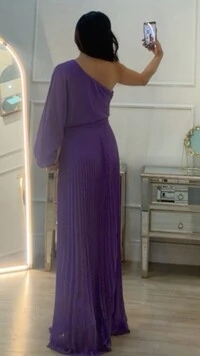 Vestido Longo Plissado Carla Manga Única Com Cinto Faixa