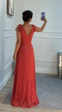 Vestido Longo Crepe Saia Plissada Cecilia Detalhe Laço Nas Alças