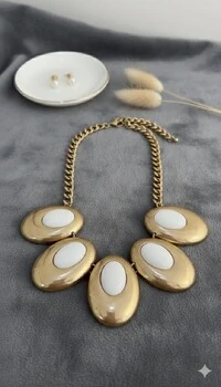 Colar Dourado Com Pingentes Ovais Detalhe Resinado