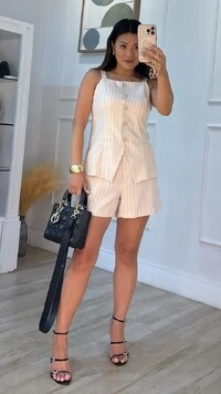 Shorts Alfaiataria Risca De Giz Camila Botão Frontal