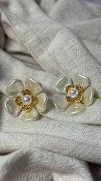 Brinco Grande De Flor Resinado Detalhe De Pérola