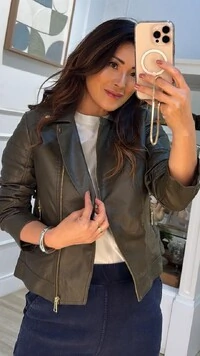 Jaqueta Couro Eco Zíper Dourado Milena Gola Com Detalhe Dourado