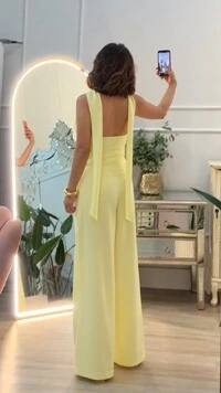 Blusa Alfaiataria Frente Única Decote V Liz Detalhe De Echarpe