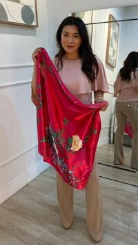 Lenço Acetinado Com Flores E Folhagens