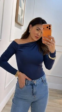 Blusa Malha Ombro Vazado Detalhe Pregas Layla Mangas Longas