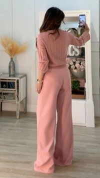 Calça Pantalona Alfaiataria Naomi Detalhe Martingalê Nos Bolsos