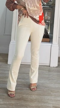 Calça Flare Sabrina Bolsos Posteriores Com Fechamento Por Botão Prata