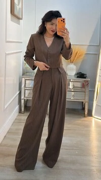 Calça Pantalona Risca De Giz Isabella Pregas Frontais