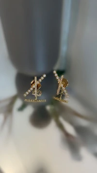 Brinco Transpassado Fino Cravejado