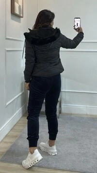 Casaco Nylon Gigi Capuz Com Pelinho Pespontos Verticais Na Cintura