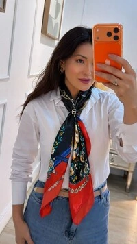 Lenço Acetinado Com Flores E Corda
