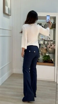 Calça Reta Nervura Frontal Jessica Bolsos Posteriores Com Botões Prata