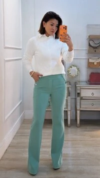 Calça Flare Pala Larga Daniela Bolsos Com Botão Prata