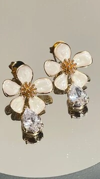 Brinco De Flor Resinada Com Gota Em Strass