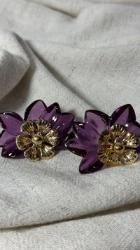 Brinco Flor Dupla Resinada Com Detalhe Dourado