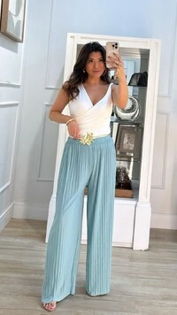 Blusa Regata Malha Decote V Transpassado Kaylla Alça Torcida