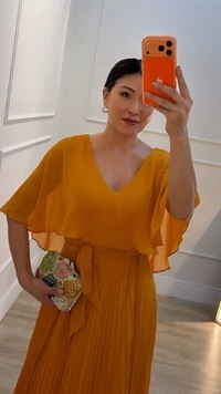 Vestido Longo Crepe Plissado Manga Capa Michelle Com Cinto Faixa