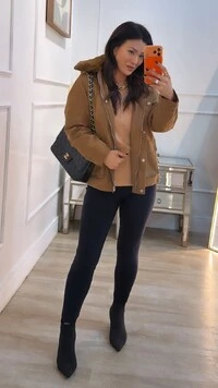 Casaco Suede Sandy Capuz Com Gola De Pelo