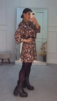 Vestido Curto Alissa Estampado Detalhe Laço Na Gola