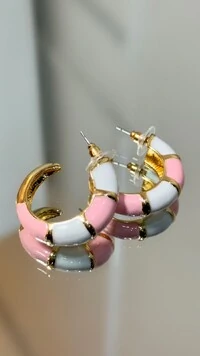 Argola Larga Média Texturizada Bicolor Detalhe Dourado