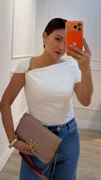 Blusa Canelada Assimétrica Detalhe Fivela Dourada Tati Drapeado Lateral