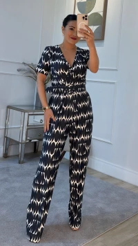 Macacão Pantalona Estampado Decote V Marília Pregas Frontais Com Cinto Forrado