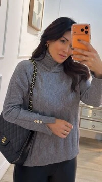 Blusa Ampla Tricot Gola Rolê Maisa Botões Dourados Nos Punhos
