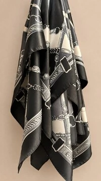 Lenço Acetinado Estampado Com Fivela E Elos