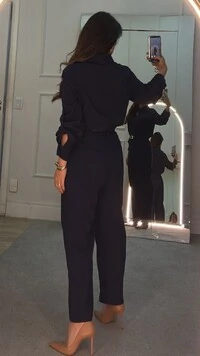 Macacão Twill Duda Gola Com Recortes E Cinto Com Fivela Dourada