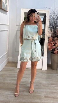 Shorts Twill Barrado Bordado Greta Cinto Fino Ponteiras Resinadas