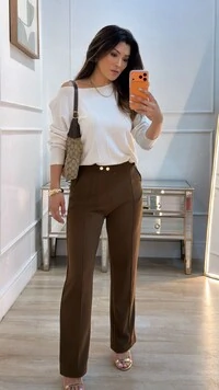 Calça Reta Texturizada Lucy Detalhe Na Pala Dourado Com Strass