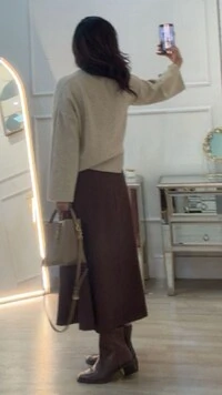 Blusa Tricot Amplo Raissa Nervura E Botões Resinados Nos Punhos