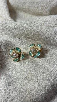 Brinco Flor Pequena Bicolor Miolo De Pérola