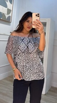 Blusa Acetinada Patricia Estampada Ombro A Ombro