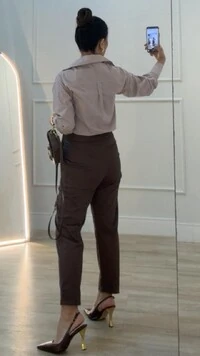 Calça Skinny Pala Com Elástico Franzido Posterior Isabella Fendas Laterais