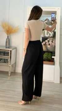 Calça Pantalona Plissada Hannah Bolsos Frontais