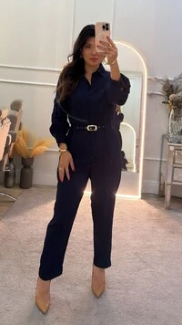 Macacão Twill Duda Gola Com Recortes E Cinto Com Fivela Dourada
