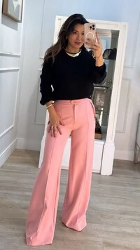 Calça Pantalona Alfaiataria Naomi Detalhe Martingalê Nos Bolsos