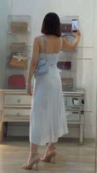 Vestido Midi Evasê Decote V Soraya Bolsos Frontais