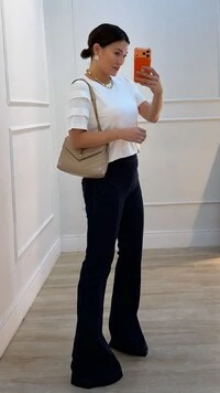 Calça Flare Pala Larga Marcia Botão Prata Nos Bolsos Posteriores
