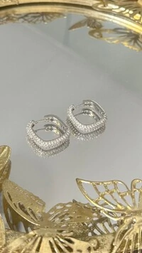 Brinco Médio Quadrado Com Strass