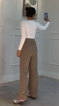 Calça Pantalona Milla Moletom Canelado Bolsos Quadrados Frontais