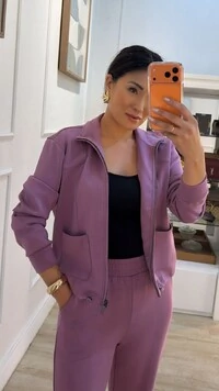 Conjunto Moletom Lais Blusa Gola Alta Com Puxadores No Barrado E Calça Pantalona