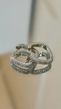 Brinco Médio Quadrado Cravejado Em Strass