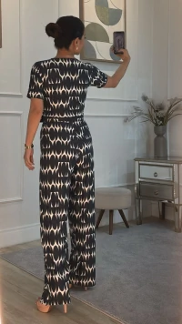 Macacão Pantalona Estampado Decote V Marília Pregas Frontais Com Cinto Forrado