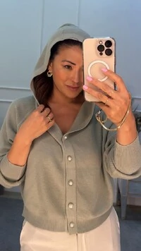 Cardigan Curto Tricot Com Capuz Karla Botão De Flor Com Pé