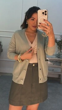 Cardigan Curto Tricot Denise Botões Cravejados E Bolsos Quadrados