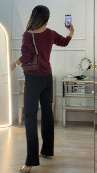 Calça Reta Texturizada Lucy Detalhe Na Pala Dourado Com Strass